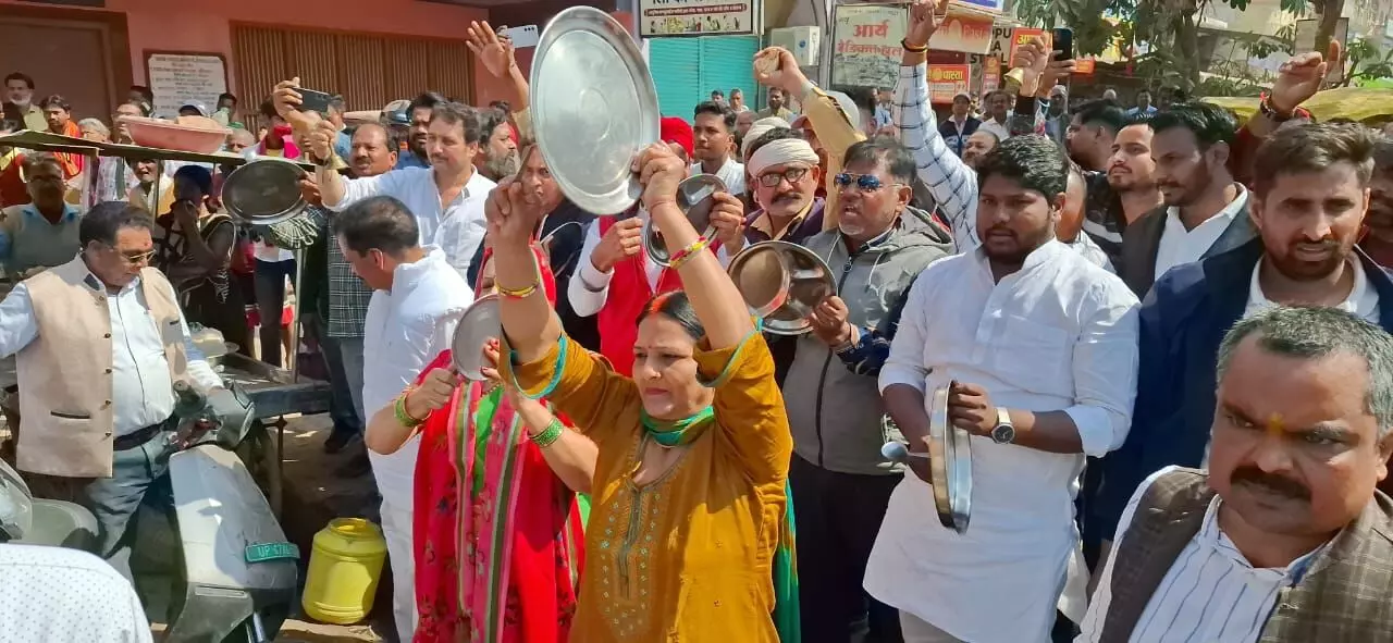 सड़क चौड़ीकरण की मांग को लेकर सड़क पर उतरे लोग,हाथ में ताली थाली और घंटी बजाकर किया प्रदर्शन... सड़क चौड़ीकरण की मांग को लेकर सड़क पर उतरे लोग,हाथ में ताली थाली और घंटी बजाकर किया प्रदर्शन...