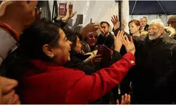 प्रचंड ठंड में गर्मजोशी से स्वागत, अपने प्रधानमंत्री को देख खिले भारतीय प्रवासियों के चेहरे प्रचंड ठंड में गर्मजोशी से स्वागत, अपने प्रधानमंत्री को देख खिले भारतीय प्रवासियों के चेहरे