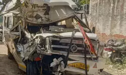 जौनपुर : ट्रेलर से टकराई काशी से अयोध्या जा रही टेंपो ट्रैवलर, दो की मौत, दस घायल