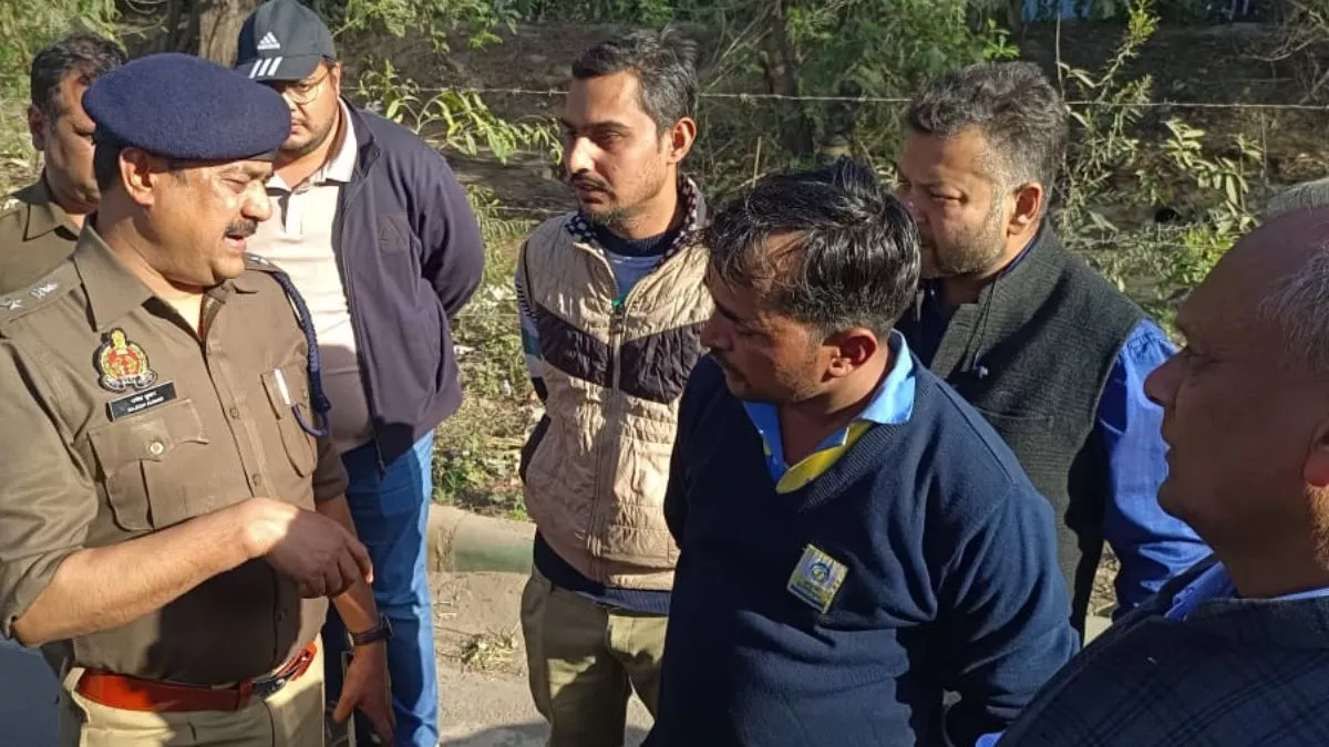 मेरठ रोड पर पेट्रोल पंप कैशियर से करीब 11 लाख रुपये सहित स्कूटी लूटी मेरठ रोड पर पेट्रोल पंप कैशियर से करीब 11 लाख रुपये सहित स्कूटी लूटी