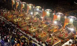 गंगा आरती दिखाने के नाम पर 10 श्रद्धालुओं को बनाया बंधक, पुलिस ने मंदिर का ताला तोड़ कर निकाला गंगा आरती दिखाने के नाम पर 10 श्रद्धालुओं को बनाया बंधक, पुलिस ने मंदिर का ताला तोड़ कर निकाला