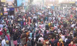 विश्वनाथ धाम में उमड़ा श्रद्धालुओं का सैलाब: दोपहर तक तीन लाख ने किया दर्शन विश्वनाथ धाम में उमड़ा श्रद्धालुओं का सैलाब: दोपहर तक तीन लाख ने किया दर्शन