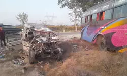 प्रयागराज मिर्जापुर हाईवे पर शुक्रवार देर रात हुए भीषण सड़क हादसा हुआ है। हादसे में 10 श्रद्धालुओं की मौत प्रयागराज मिर्जापुर हाईवे पर शुक्रवार देर रात हुए भीषण सड़क हादसा हुआ है। हादसे में 10 श्रद्धालुओं की मौत