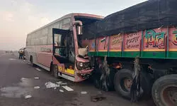 अमेठी में ट्रेलर से भिड़ी तेज रफ्तार डबल डेकर बस, ड्राइवर समेत 12 घायल; हादसे के बाद धू धू कर जली गाड़ी अमेठी में ट्रेलर से भिड़ी तेज रफ्तार डबल डेकर बस, ड्राइवर समेत 12 घायल; हादसे के बाद धू धू कर जली गाड़ी