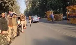 рд╕рдкрд╛ рд╡реНрдпрд╛рдкрд╛рд░ рд╕рднрд╛ рдХреЗ рдЕрдзреНрдпрдХреНрд╖ рдШрд░ рд╕реЗ рдЧрд┐рд░рдлреНрддрд╛рд░, рдкрд╛рд░реНрдЯреА рдХрд╛рд░реНрдпрд╛рд▓рдп рдФрд░ рдЕрдЦрд┐рд▓реЗрд╢ рдпрд╛рджрд╡ рдХреЗ рдЖрд╡рд╛рд╕ рдХреЗ рдмрд╛рд╣рд░ рдкреБрд▓рд┐рд╕ рдХрд╛ рдкрд╣рд░рд╛ рд╕рдкрд╛ рд╡реНрдпрд╛рдкрд╛рд░ рд╕рднрд╛ рдХреЗ рдЕрдзреНрдпрдХреНрд╖ рдШрд░ рд╕реЗ рдЧрд┐рд░рдлреНрддрд╛рд░, рдкрд╛рд░реНрдЯреА рдХрд╛рд░реНрдпрд╛рд▓рдп рдФрд░ рдЕрдЦрд┐рд▓реЗрд╢ рдпрд╛рджрд╡ рдХреЗ рдЖрд╡рд╛рд╕ рдХреЗ рдмрд╛рд╣рд░ рдкреБрд▓рд┐рд╕ рдХрд╛ рдкрд╣рд░рд╛