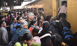 अलीगढ़ स्टेशन पर हंगामा: प्रयागराज एक्सप्रेस में सवार होने के लिए यात्रियों में धक्का-मुक्की, युवती हुई बेहोश अलीगढ़ स्टेशन पर हंगामा: प्रयागराज एक्सप्रेस में सवार होने के लिए यात्रियों में धक्का-मुक्की, युवती हुई बेहोश