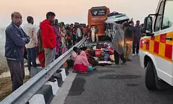 बाराबंकी : पूर्वांचल एक्सप्रेस वे पर खड़ी बस में जा घुसी श्रद्धालुओं से भरी टैम्पो ट्रेवलर, चार की मौके पर मौत बाराबंकी : पूर्वांचल एक्सप्रेस वे पर खड़ी बस में जा घुसी श्रद्धालुओं से भरी टैम्पो ट्रेवलर, चार की मौके पर मौत