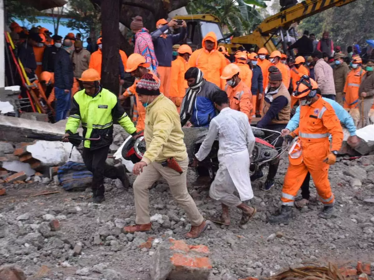 गाजियाबाद-मुरादनगर श्मशान घाट में फिर बड़ा हादसा... निर्माणाधीन टंकी पर लगी शटरिंग गिरी, कई मजदूर दबे होने की आशंका गाजियाबाद-मुरादनगर श्मशान घाट में फिर बड़ा हादसा... निर्माणाधीन टंकी पर लगी शटरिंग गिरी, कई मजदूर दबे होने की आशंका