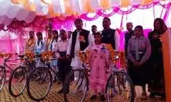 यशोपति पब्लिक स्कूल में समाजसेवी सुरेश यादव ने मेधावी छात्र छात्राओं को बांटी साइकिल यशोपति पब्लिक स्कूल में समाजसेवी सुरेश यादव ने मेधावी छात्र छात्राओं को बांटी साइकिल