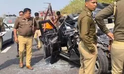प्राइवेट बस ने कार में मारी भीषण टक्कर, तीन की मौत प्राइवेट बस ने कार में मारी भीषण टक्कर, तीन की मौत