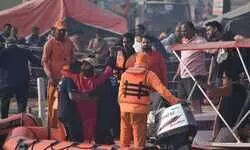 प्रयागराज: संगम पर श्रद्धालुओं से भरी नाव पलटी, NDRF ने डूबने वाले 5 लोगों को सुरक्षित बचाया प्रयागराज: संगम पर श्रद्धालुओं से भरी नाव पलटी, NDRF ने डूबने वाले 5 लोगों को सुरक्षित बचाया