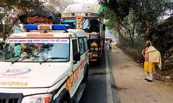 बलिया : 13 घंटे तक जाम रहा हाइवे..., एंबुलेंस का सायरन भी काम नहीं आया; महाकुंभ जाने वाले श्रद्धालु परेशान