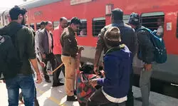 भदोही : महिला को मौत के मुंह से खींच लाया RPF जवान, मां को गिरता देख चलती ट्रेन से कूद पड़े बच्चे