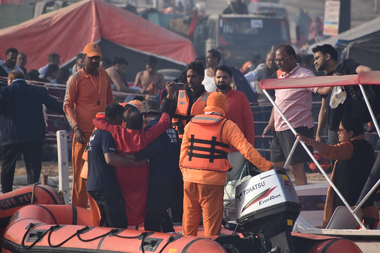 प्रयागराज: संगम पर श्रद्धालुओं से भरी नाव पलटी, NDRF ने डूबने वाले 5 लोगों को सुरक्षित बचाया