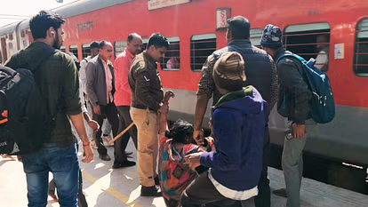 भदोही : महिला को मौत के मुंह से खींच लाया RPF जवान, मां को गिरता देख चलती ट्रेन से कूद पड़े बच्चे भदोही : महिला को मौत के मुंह से खींच लाया RPF जवान, मां को गिरता देख चलती ट्रेन से कूद पड़े बच्चे