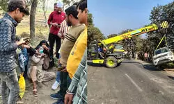 तेज रफ्तार कार ने बाइक में मारी टक्कर, उछलकर सड़क पर गिरे सवार, दो मासूमों की माैके पर ही मौत