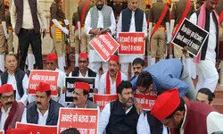 यूपी बजट सत्र में हंगामा, अस्थि कलश लेकर, तो कोई जंजीरों में लिपटकर पहुंचा विधानसभा