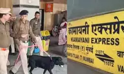 बलिया स्टेशन पर कामायनी एक्सप्रेस में बम की अफवाह, मचा हड़कंप बलिया स्टेशन पर कामायनी एक्सप्रेस में बम की अफवाह, मचा हड़कंप