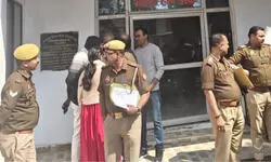 जब पुलिसवाले को गिरफ्तार करने पहुंची पुलिस, कोतवाली में मच गई गहमागहमी… अधिकारी भी रह गए सन्न! जब पुलिसवाले को गिरफ्तार करने पहुंची पुलिस, कोतवाली में मच गई गहमागहमी… अधिकारी भी रह गए सन्न!