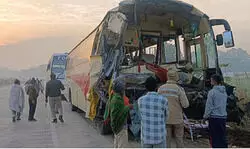 जौनपुर में बड़ा हादसा... हाईवे पर आपस में भिड़े कई वाहन, नौ श्रद्धालुओं की मौत; 32 घायल जौनपुर में बड़ा हादसा... हाईवे पर आपस में भिड़े कई वाहन, नौ श्रद्धालुओं की मौत; 32 घायल