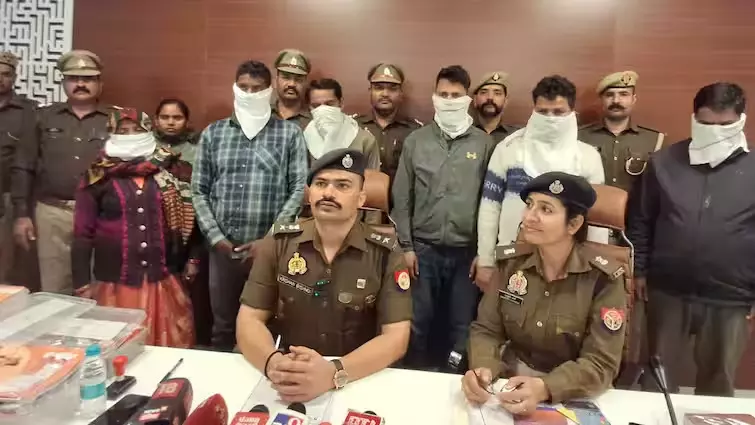 मुर्दों का बीमा करा रकम हड़पने वाले गैंग का खुलासा, पुलिस ने आशा वर्कर समेत 6 लोग किए गिरफ्तार मुर्दों का बीमा करा रकम हड़पने वाले गैंग का खुलासा, पुलिस ने आशा वर्कर समेत 6 लोग किए गिरफ्तार