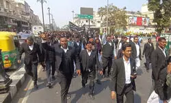 अधिवक्ता संशोधन बिल के विरोध में लखनऊ के वकीलों का प्रदर्शन, विधानसभा घेरने की कर रहे थे तैयारी; पुलिस ने रोका अधिवक्ता संशोधन बिल के विरोध में लखनऊ के वकीलों का प्रदर्शन, विधानसभा घेरने की कर रहे थे तैयारी; पुलिस ने रोका