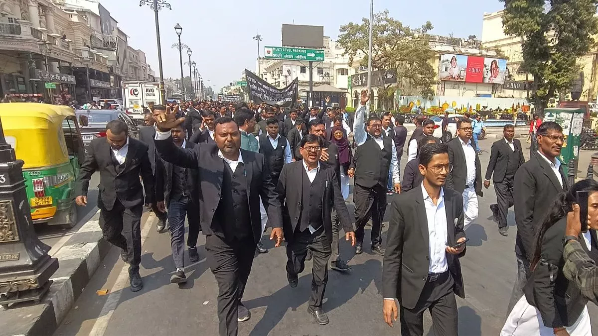 अधिवक्ता संशोधन बिल के विरोध में लखनऊ के वकीलों का प्रदर्शन, विधानसभा घेरने की कर रहे थे तैयारी; पुलिस ने रोका अधिवक्ता संशोधन बिल के विरोध में लखनऊ के वकीलों का प्रदर्शन, विधानसभा घेरने की कर रहे थे तैयारी; पुलिस ने रोका