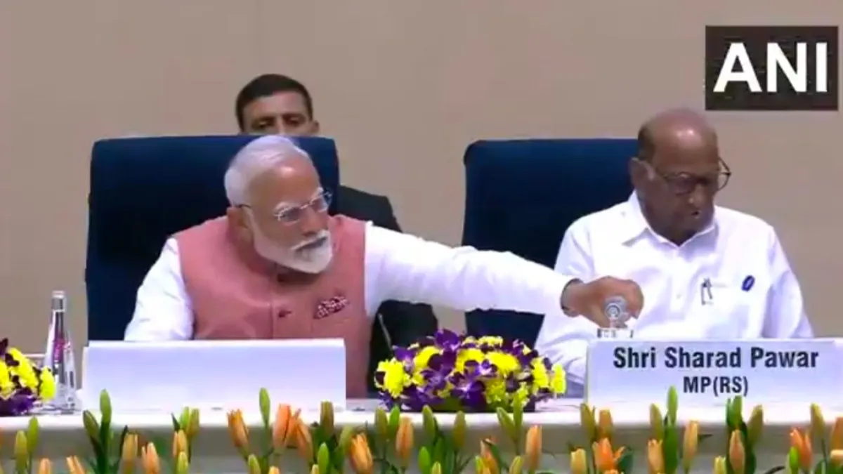 कुर्सी संभाली-गिलास में पानी भरा, पीएम मोदी ने ऐसे किया शरद पवार का सत्कार कुर्सी संभाली-गिलास में पानी भरा, पीएम मोदी ने ऐसे किया शरद पवार का सत्कार