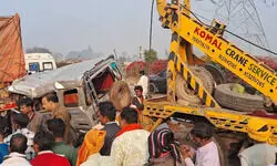 рд╡рд╛рд░рд╛рдгрд╕реА рдореЗрдВ рд╣рд╛рдИрд╡реЗ рдкрд░ рдЯреНрд░рдХ рд╕реЗ рднрд┐рдбрд╝реА рдХрд╛рд░, рдкрд╛рдВрдЪ рд▓реЛрдЧреЛрдВ рдХреА рдореМрдд; рд╡рд╛рд╣рди рдореЗрдВ рдмреБрд░реА рддрд░рд╣ рдлрдВрд╕реЗ рдереЗ рд╢рд╡ рд╡рд╛рд░рд╛рдгрд╕реА рдореЗрдВ рд╣рд╛рдИрд╡реЗ рдкрд░ рдЯреНрд░рдХ рд╕реЗ рднрд┐рдбрд╝реА рдХрд╛рд░, рдкрд╛рдВрдЪ рд▓реЛрдЧреЛрдВ рдХреА рдореМрдд; рд╡рд╛рд╣рди рдореЗрдВ рдмреБрд░реА рддрд░рд╣ рдлрдВрд╕реЗ рдереЗ рд╢рд╡