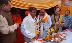 рд╕рд░рдлрд░рд╛рдЬ рдФрд░ рдЧреБрд▓рдирд╛рдЬ рдиреЗ рдерд╛рдорд╛ рд╕рдирд╛рддрди рдХрд╛ рд╣рд╛рде, рдШрд░рд╡рд╛рдкрд╕реА рдХрд░ рдмрдиреЗ рд░рд╛рдЬрди рдорд┐рд╢реНрд░рд╛ рд╡ рд╡рд┐рд░рд╛рдЯ рд╢рд░реНрдорд╛ рд╕рд░рдлрд░рд╛рдЬ рдФрд░ рдЧреБрд▓рдирд╛рдЬ рдиреЗ рдерд╛рдорд╛ рд╕рдирд╛рддрди рдХрд╛ рд╣рд╛рде, рдШрд░рд╡рд╛рдкрд╕реА рдХрд░ рдмрдиреЗ рд░рд╛рдЬрди рдорд┐рд╢реНрд░рд╛ рд╡ рд╡рд┐рд░рд╛рдЯ рд╢рд░реНрдорд╛