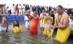 BJP अध्यक्ष नड्डा ने महाकुंभ में लगाई आस्था की डुबकी, 60 करोड़ के पार पहुंचा श्रद्धालुओं का आंकड़ा