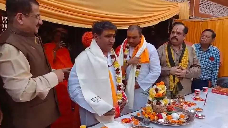 सरफराज और गुलनाज ने थामा सनातन का हाथ, घरवापसी कर बने राजन मिश्रा व विराट शर्मा सरफराज और गुलनाज ने थामा सनातन का हाथ, घरवापसी कर बने राजन मिश्रा व विराट शर्मा