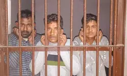 छात्राओं से छेड़छाड़ करने वाले 3 आरोपियों फैजान, बंटी और हाशिम को पुलिस ने सिखाया सबक, मांगने लगे माफी छात्राओं से छेड़छाड़ करने वाले 3 आरोपियों फैजान, बंटी और हाशिम को पुलिस ने सिखाया सबक, मांगने लगे माफी