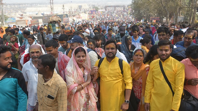 महाकुंभ मेले के बाहर चौतरफा जाम, अनुमान से अधिक आई भीड़… शनिवार को 90 हजार से अधिक गाड़ियों का प्रवेश महाकुंभ मेले के बाहर चौतरफा जाम, अनुमान से अधिक आई भीड़… शनिवार को 90 हजार से अधिक गाड़ियों का प्रवेश