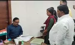 तेलंगाना सुरंग हादसे में फंसे चंदौली के जूनियर इंजीनियर: परिजनों ने डीएम को पत्रक सौंप सुरंग से जल्द निकालने की मांग,बिटिया ने कहा - होली में घर आने वाले थे पापा...