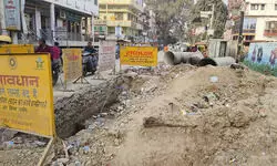 वाराणसी। लापरवाही... शिव मंदिर जाने वाली ज्यादातर सड़कें खराब, कहीं गड्ढे तो कहीं खोदाई