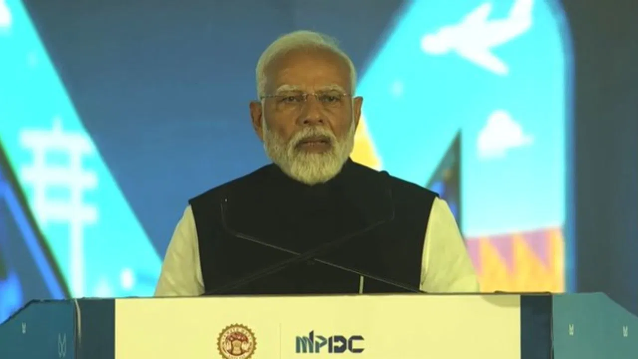 भोपालः पीएम मोदी ने ग्लोबल इंवेस्टर्स समिट में देरी से पहुंचने पर मांगी माफी, जानें क्या था कारण भोपालः पीएम मोदी ने ग्लोबल इंवेस्टर्स समिट में देरी से पहुंचने पर मांगी माफी, जानें क्या था कारण