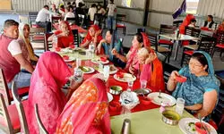 25 की चाय 100 रुपये के चावल... एक्सप्रेस-वे के ढाबों पर खाने के नाम पर लूट