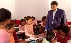 जिलाधिकारी रवीश गुप्ता ने कम्पोजिट विद्यालय डारीडीहा का किया आकस्मिक निरीक्षण