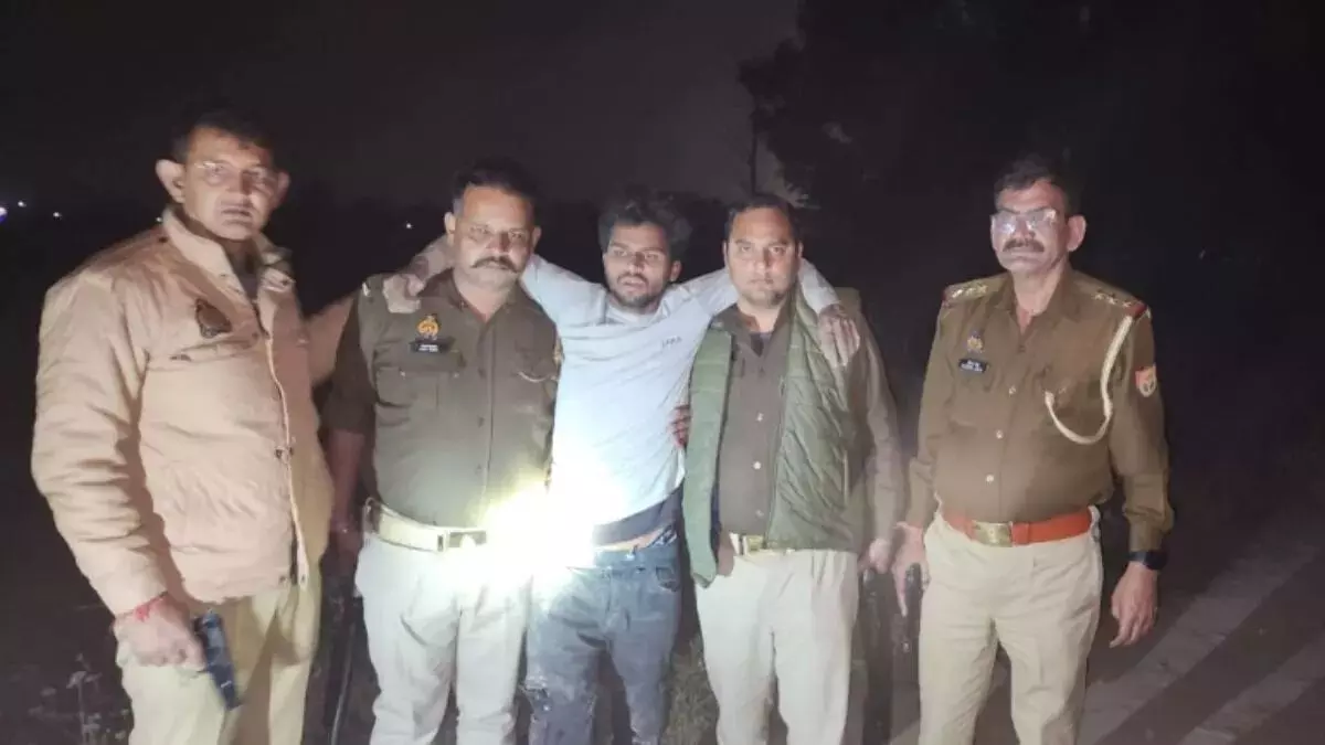 गोली लगते ही औंधे मुंह गिरा मुनव्वर और गिड़गिड़ाया जान बख्श दो, दो बच्चियों से दुष्कर्म का आरोपित मुठभेड़ में गिरफ्तार गोली लगते ही औंधे मुंह गिरा मुनव्वर और गिड़गिड़ाया जान बख्श दो, दो बच्चियों से दुष्कर्म का आरोपित मुठभेड़ में गिरफ्तार