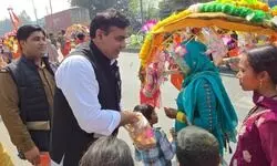 सपा विधायक मोहम्मद फहीम इरफान ने शिव भक्तों को बाँटा प्रसाद