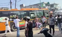 गाजियाबाद में हिट एंड रन! इलेक्ट्रिक बस ने 6 लोगों को कुचला; हालत गंभीर… मसूरी बस स्टैंड पर हादसा