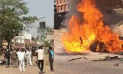 झारखंड के हजारीबाग में महाशिवरात्रि पर भारी बवाल, दो गुटों में जमकर पथराव और आगजनी झारखंड के हजारीबाग में महाशिवरात्रि पर भारी बवाल, दो गुटों में जमकर पथराव और आगजनी