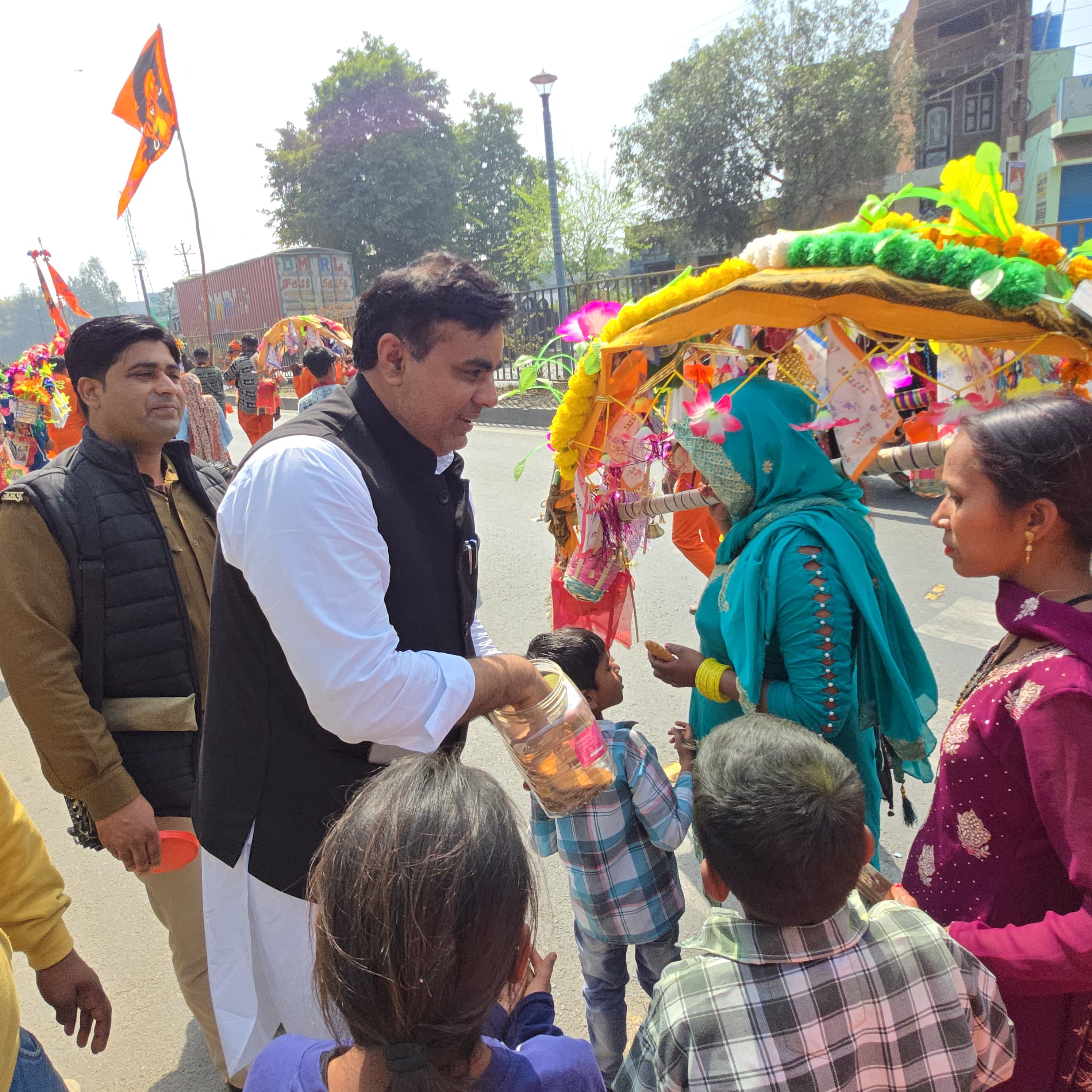 सपा विधायक मोहम्मद फहीम इरफान ने शिव भक्तों को बाँटा प्रसाद सपा विधायक मोहम्मद फहीम इरफान ने शिव भक्तों को बाँटा प्रसाद