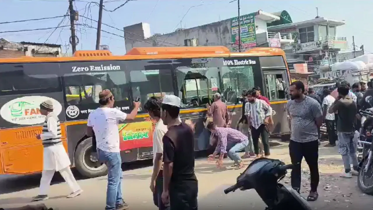 गाजियाबाद में हिट एंड रन! इलेक्ट्रिक बस ने 6 लोगों को कुचला; हालत गंभीर… मसूरी बस स्टैंड पर हादसा गाजियाबाद में हिट एंड रन! इलेक्ट्रिक बस ने 6 लोगों को कुचला; हालत गंभीर… मसूरी बस स्टैंड पर हादसा