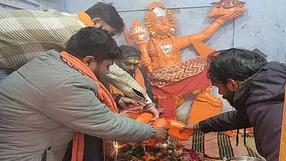 संभल खग्गू सराय शिव मंदिर में 46 साल बाद जलाभिषेक, सुरक्षा के पुख्ता इंतजाम, भक्तों की कतार संभल खग्गू सराय शिव मंदिर में 46 साल बाद जलाभिषेक, सुरक्षा के पुख्ता इंतजाम, भक्तों की कतार
