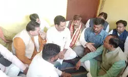 मथुरा में दुल्हनों से छेड़खानी का मामला: मंत्री असीम अरुण परिजनों से मिले, बोले- ये सपा के गुंडे हैं