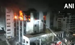 गुजरात: सूरत के कपड़ा बाजार में लगी भीषण आग, दमकल की गाड़ियां मौके पर मौजूद