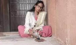 महाशिवरात्रि पर महिला ने ताजमहल में शिवलिंग रखकर चढ़ाया गंगाजल, धूपबत्ती जलाकर की पूजा-अर्चना