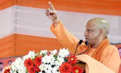 सफाईकर्मियों के लिए योगी का बड़ा एलान, 10 हजार का बोनस... 16000 माह न्यूनतम वेतन और मुफ्त इलाज की घोषणा